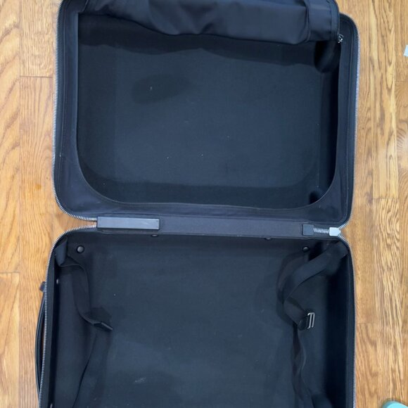 Louis Vuitton Suitcase CARRY ON - Picture 7 of 9